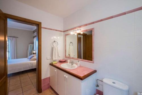 サント・トマスにあるAlarisのバスルーム(シンク、鏡、ベッド付)