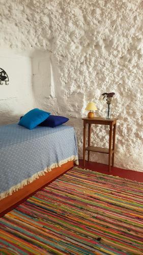 Un pat sau paturi într-o cameră la Cueva Albaicín Granada avec vue sur l'Alhambra