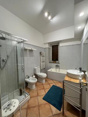 łazienka z 2 umywalkami, toaletą i prysznicem w obiekcie Etna Holidays Home SereLeo w mieście Santa Venerina