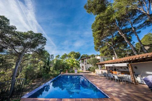 una piscina nel cortile di una casa di Tamariu Montagut Domain a Palafrugell