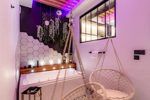 - une baignoire avec balançoire dans la chambre dans l'établissement SWEET LEONE JACUZZI PLACE TERREAUX, à Lyon