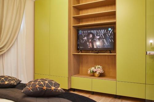 Una habitación con dos camas y un televisor en una pared. en Apartament TRAVEL la casa PIANO HOUSE,cu parcare, en Alba Iulia