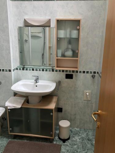 a bathroom with a sink and a mirror at das Loft in Bad Kleinkirchheim