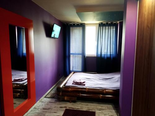 a small room with a bed and a window at Nastrojowe Mieszkanie Plac Krakowski Gliwice 60m2 in Gliwice