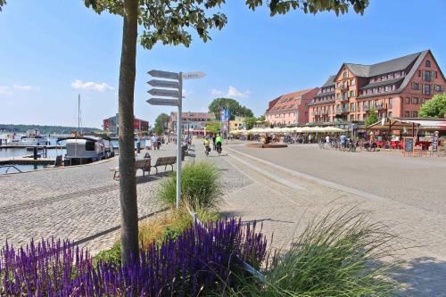 Kolonie EcktanneにあるFerienwohnung Waren SEE 5671の栗の木の花や建物が並ぶ通り