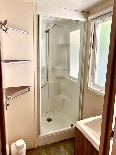 une salle de bain avec douche et lavabo dans l'établissement Visitez l'Alsace, Europa Parc et Rulantica E62, à Boofzheim