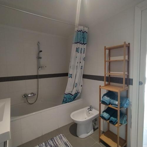 une salle de bain avec une douche, des toilettes et un lavabo dans l'établissement MENTON Park Apartment, à Menton