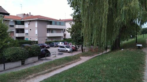 un parcheggio con auto parcheggiate di fronte a un edificio di Vicino al Prato della Valle a Padova