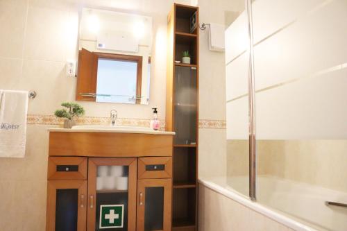 W łazience znajduje się umywalka, lustro i prysznic. w obiekcie Tupi Nest w Alvor
