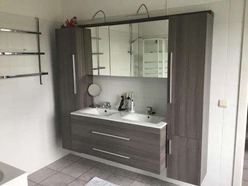 Koupelna v ubytování casa matteo de haan Grote straat 152