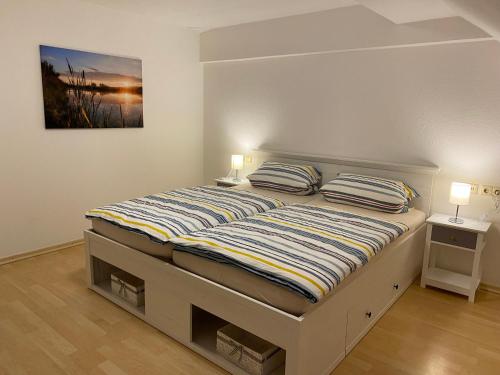 um quarto com uma cama com dois candeeiros em Ferienwohnung Am Kurpark in Bad Rothenfelde em Bad Rothenfelde