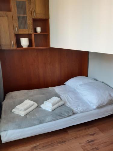 Una cama con dos toallas encima en Polanica Centrum, en Polanica-Zdrój