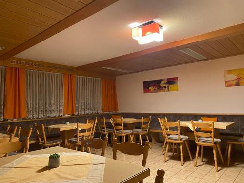 Traitsching的住宿－Zur Linde，一间在房间内配有桌椅的餐厅