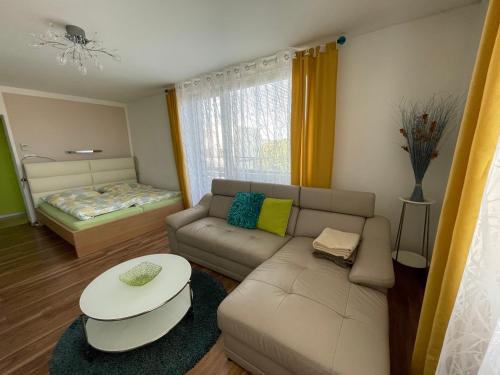 - un salon avec un canapé et une table dans l'établissement Apartment Jan, à Prague