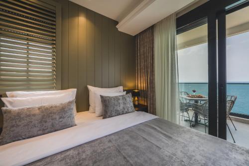Un pat sau paturi într-o cameră la Kalamper Apartments