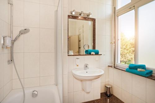A bathroom at Vineta Strandhotels