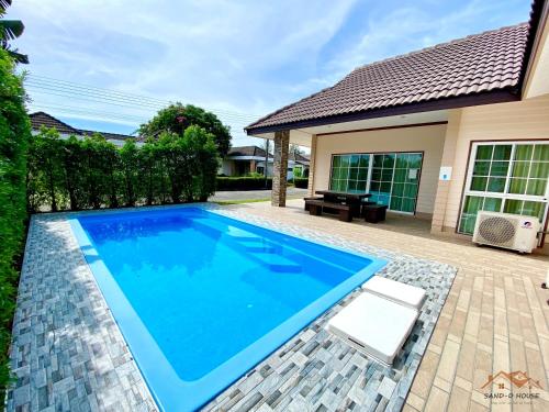 uma piscina no quintal de uma casa em Sand-D House Pool Villa A13 at Rock Garden Beach Resort Rayong em Mae Pim