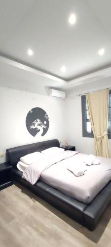 - une chambre dotée d'un grand lit avec un cadre noir dans l'établissement CASA DE MIKEL 2, à Rhodes