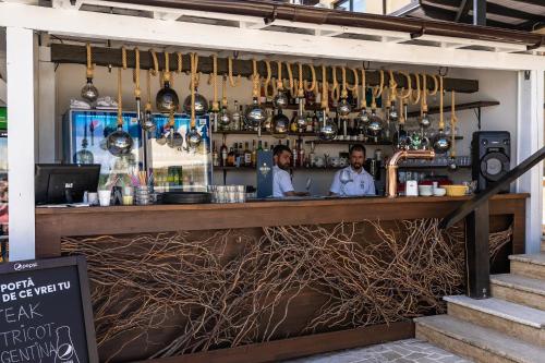two people are sitting at a bar at Conacul Archia in Deva