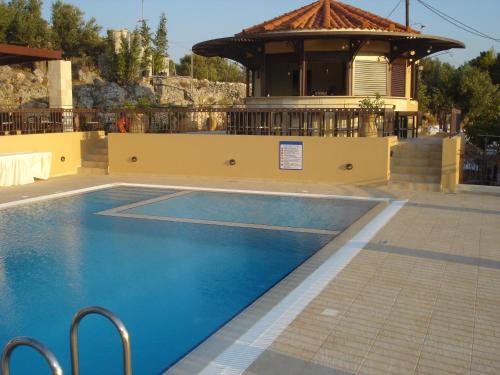 una piscina con un edificio sullo sfondo di NorthWest Studios ad Argostoli