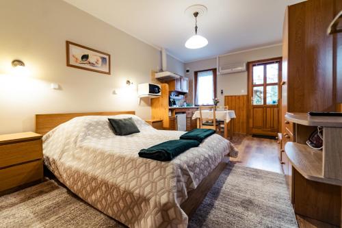 Posteľ alebo postele v izbe v ubytovaní Estike Apartman