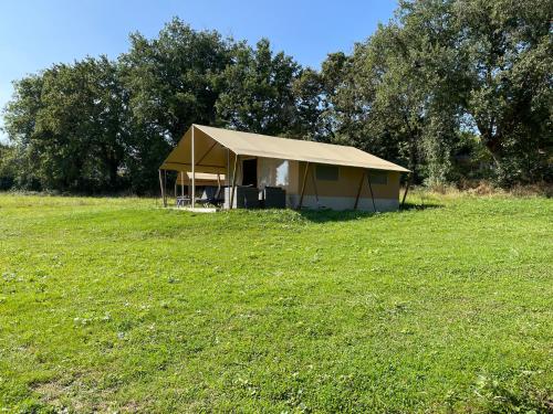 Das Gebäude in dem sich die Zelt-Lodge befindet