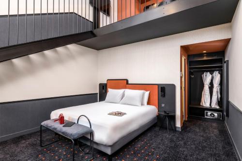 une chambre d'hôtel avec un lit et un escalier dans l'établissement Mercure Bordeaux Centre Gare Atlantic, à Bordeaux