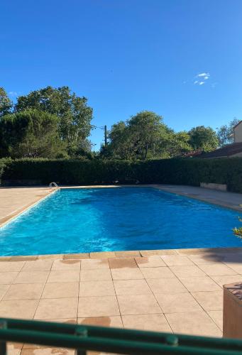 une grande piscine bleue dans une cour dans l'établissement Maison la vie est belle, à Cogolin
