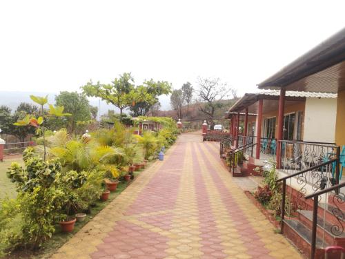 Un jardín fuera de Shivshrushti Agro Tourism & River Camp Tapola