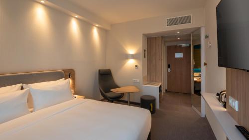 A bed or beds in a room at Holiday Inn Express - MUNICH NORTH, an IHG Hotel