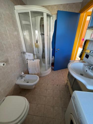 La salle de bains est pourvue de toilettes, d'un lavabo et d'une douche. dans l'établissement Bellavista, à San Salvo