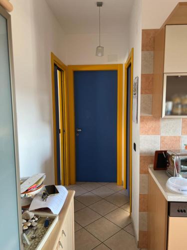 a kitchen with a blue and yellow door at Bellavista in San Salvo