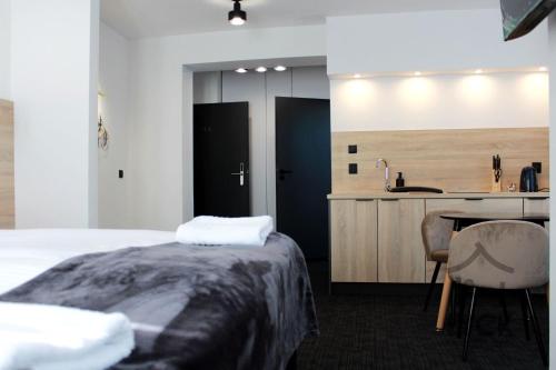 Ένα ή περισσότερα κρεβάτια σε δωμάτιο στο Lyck Apartamenty