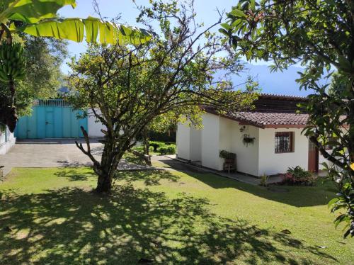 a house with a tree in the yard at Casas Vacacionales La Cima in Mérida