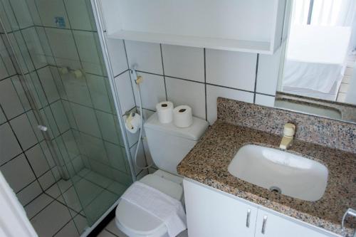 een badkamer met een toilet, een wastafel en een douche bij Classic Flat Residence Service ap.902 in Fortaleza