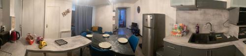 - une cuisine avec un évier et un comptoir dans l'établissement Le « studio sur la Neste » dans le centre d’Arreau, à Arreau