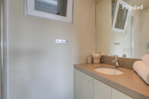 une salle de bain avec un lavabo et un miroir dans l'établissement 7e verdiep Appartement met zeezicht in Knokke voor max 6 personen, à Knokke-Heist