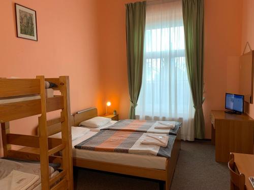 بنسيون سيتي سنتر آند لو أوبرا في براغ: غرفة نوم مع سرير بطابقين ونافذة