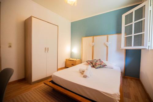 - une chambre dotée d'un lit avec un mur bleu dans l'établissement La Kaz Pepper, à Saint-Denis
