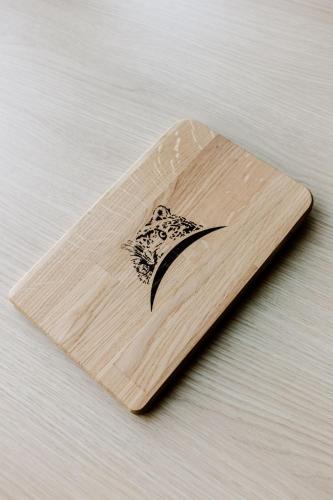 a wooden cutting board with a bird design on it at Hotel am Zoo in Neunkirchen