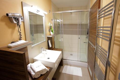 a bathroom with a sink and a shower at Terme Paradiso - Hotel Paradiso in Dobova