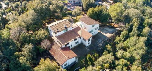 een luchtzicht op een huis met een dak bij Casa Arezzola in Spoleto