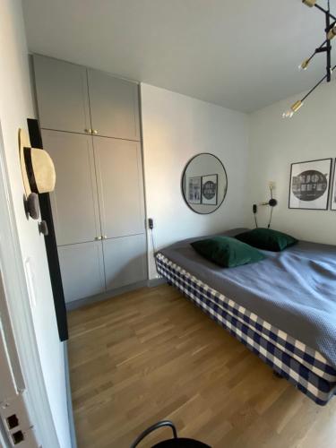 een slaapkamer met een bed en een houten vloer bij Ferie lejlighed i Skagen -huset med den grønne dør in Skagen