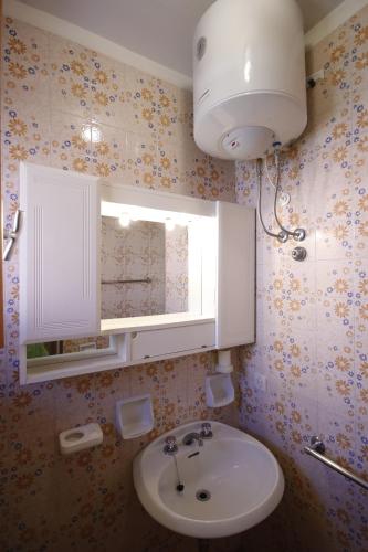 a bathroom with a sink and a mirror at Sa di Mare in Bibione