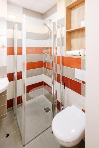 a bathroom with a shower and a toilet at Hotel am Zoo in Neunkirchen