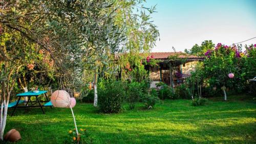 een tuin met een picknicktafel en een huis bij Masal Evimiz in Antalya
