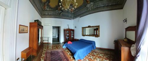 カターニアにあるMontesano Apartment Centro Storicoのベッドルーム1室(青いベッド1台、天井付)