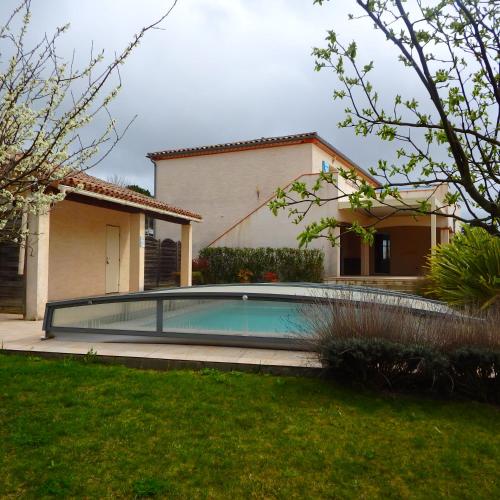 - une piscine en face d'une maison dans l'établissement L'oustal des Fontanilles, à Castelnaudary