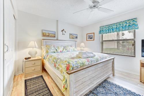 um quarto com uma cama e uma janela em Ocean Village Club R11, 2 Bedrooms, Sleeps 6, 2 Pools, WiFi em Saint Augustine