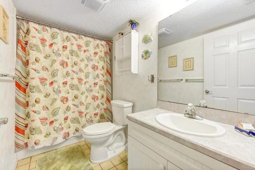 een badkamer met een toilet en een wastafel bij Ocean Village Club R11, 2 Bedrooms, Sleeps 6, 2 Pools, WiFi in St. Augustine